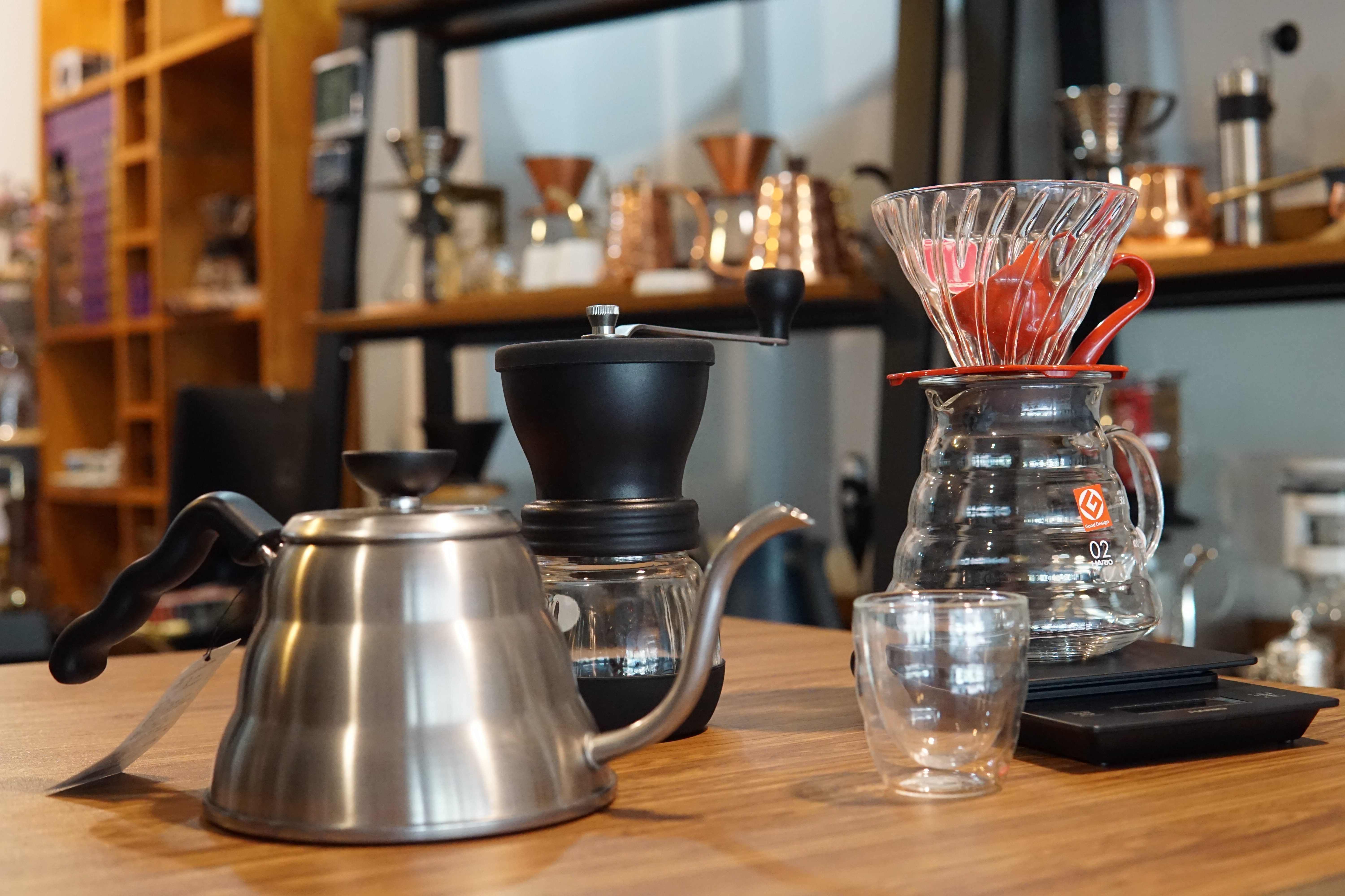 Pha cà phê với phễu phễu thủy tinh Hario V60