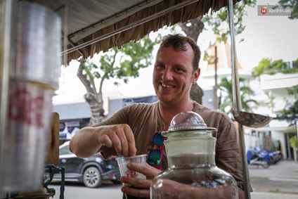 ĐÔI ĐIỀU THÚ VỊ VỀ CHÀNG TRAI TÂY BÁN CÀ PHÊ DẠO Ở SÀI GÒN