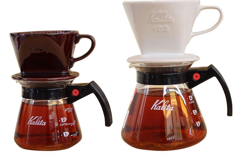 TỪNG LỚP HƯƠNG CÀ PHÊ CHẢY QUA PHỄU LỌC SỨ KALITA