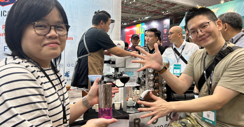 Trải nghiệm của khách hàng khi đập hộp Comandate C60 Barcuda Velvet Steel tại gian hàng Sieuthicafe