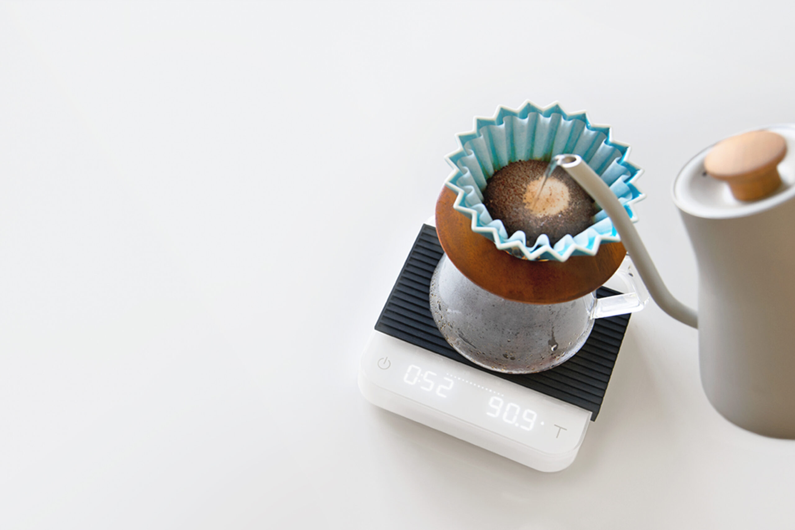 Acaia Pearl White Lifestyle 1 scaled