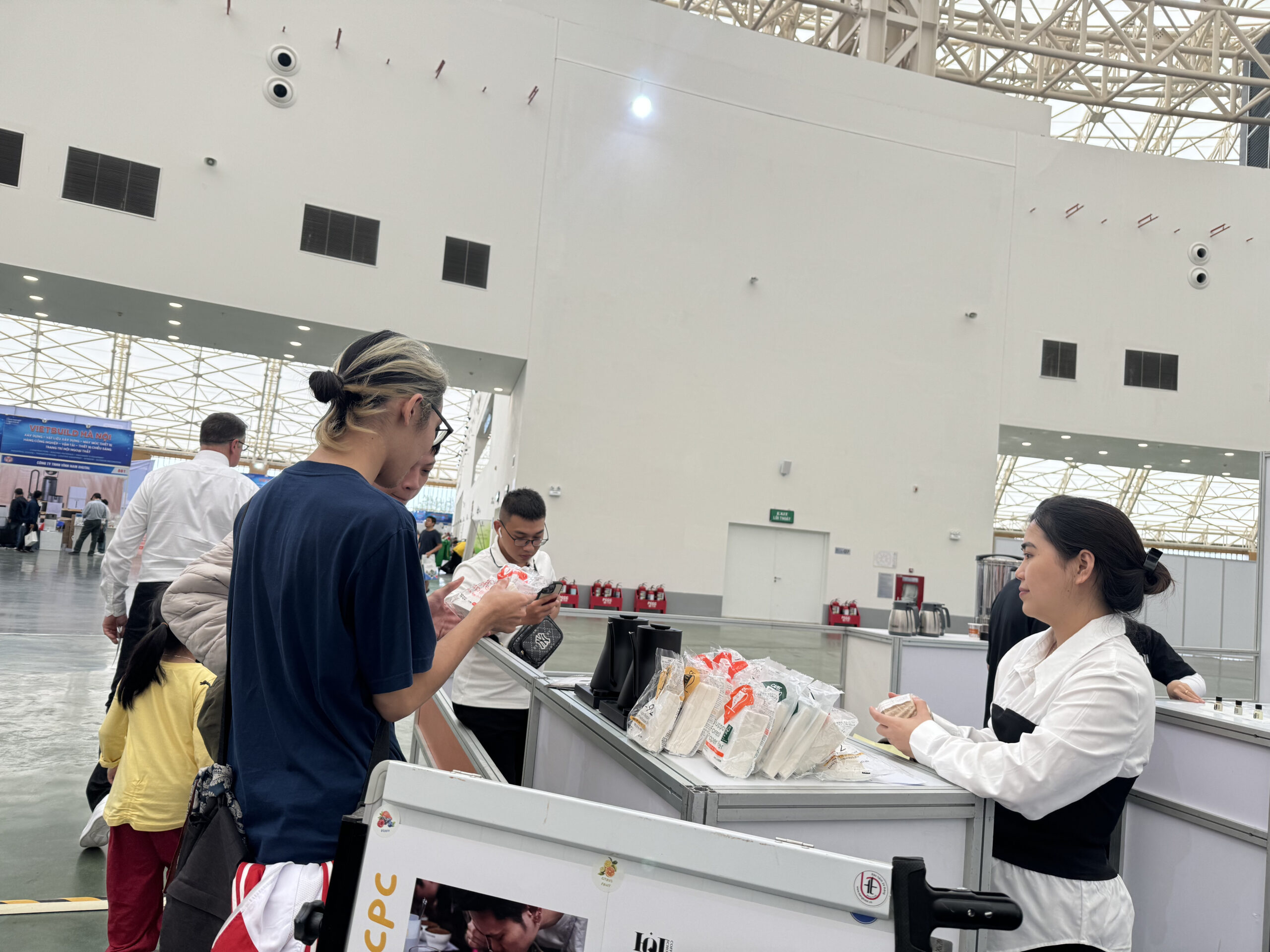 Nhân viên Sieuthicafe tận tâm giới thiệu sản phẩm, giải đáp thắc mắc của khách hàng