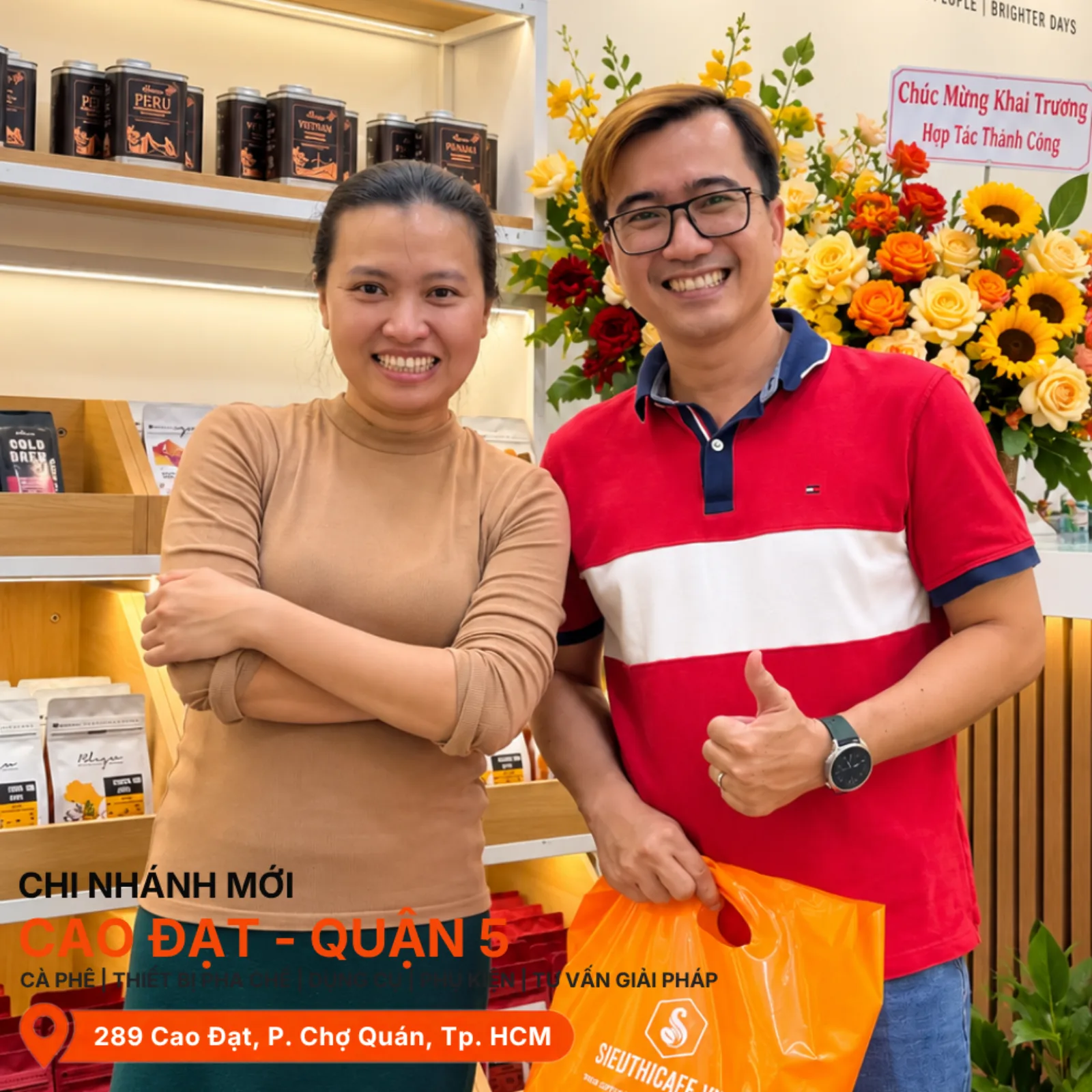Khách hàng nhận quà tặng khi ghé Siêu Thị Cà Phê Cao Đạt Quận 5 trong ngày khai trương