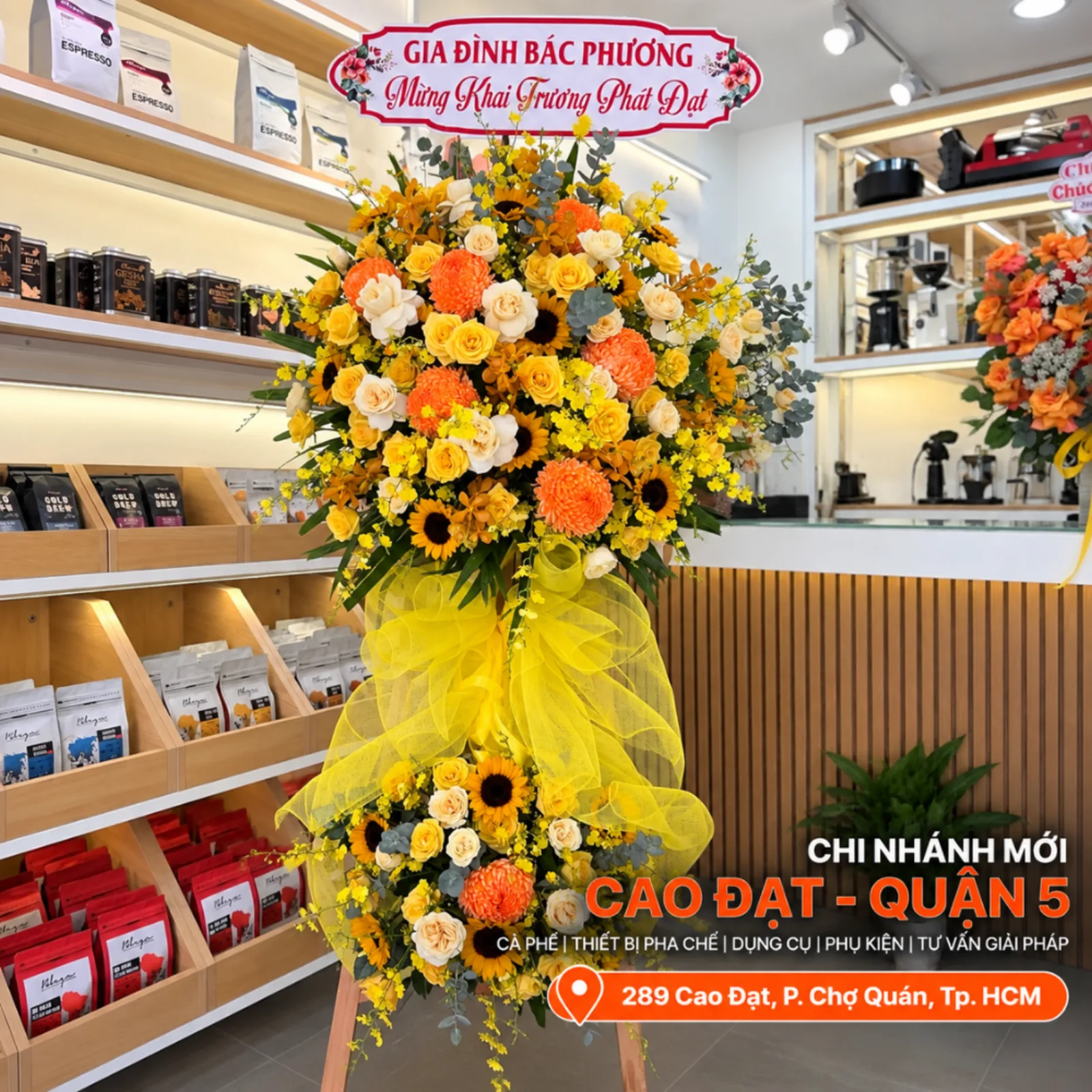 Không gian trưng bày cà phê và thiết bị pha chế trong ngày khai trương chi nhánh Cao Đạt Quận 5